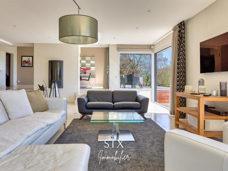 Maison - 270 m² - 9 pièces