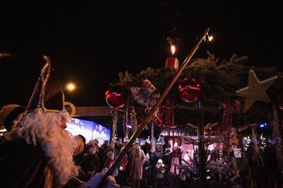 Allumage des bougies de l'Avent par les personnages de Noël