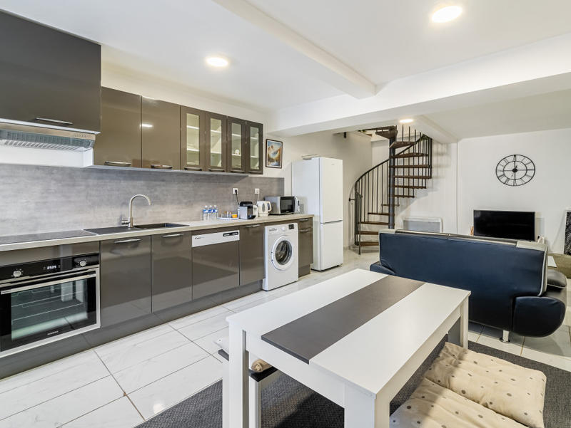 Maison - 232 m² - 12 pièces