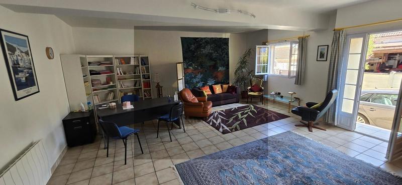 Propriété - 250 m² - 6 pièces