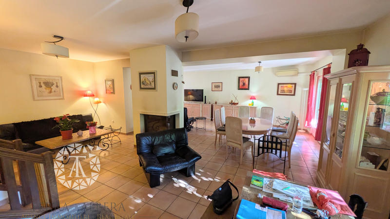 Propriété - 330 m² - 6 pièces