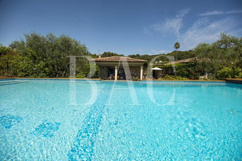 Villa - 402 m² - 12 pièces