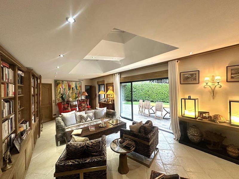 Maison - 235 m² - 8 pièces