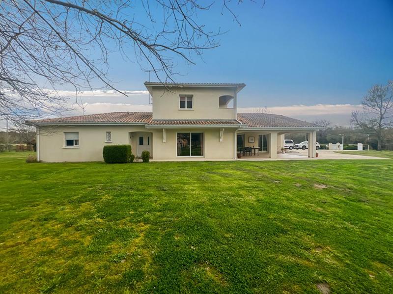 Maison - 221 m² - 8 pièces