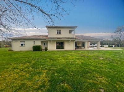 Maison - 221 m² - 8 pièces