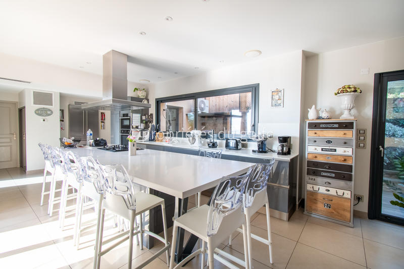 Maison - 210 m² - 9 pièces