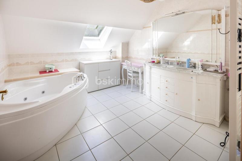 Propriété - 324 m² - 13 pièces