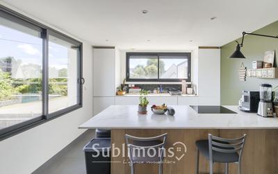 Maison - 235 m² - 9 pièces