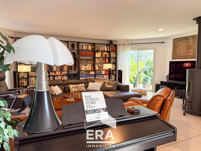 Maison - 325 m² - 10 pièces