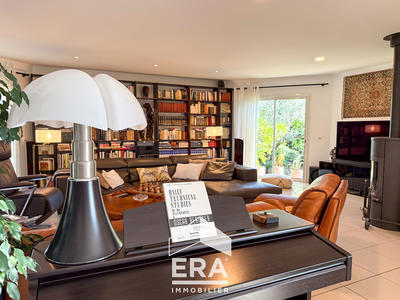 Maison - 325 m² - 10 pièces