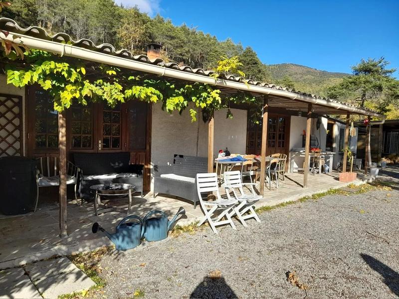 Propriété - 203 m² - 8 pièces