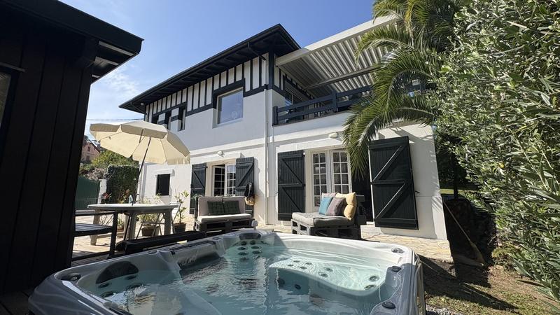 Maison - 230 m² - 7 pièces