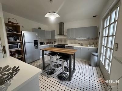 Maison - 222 m² - 7 pièces