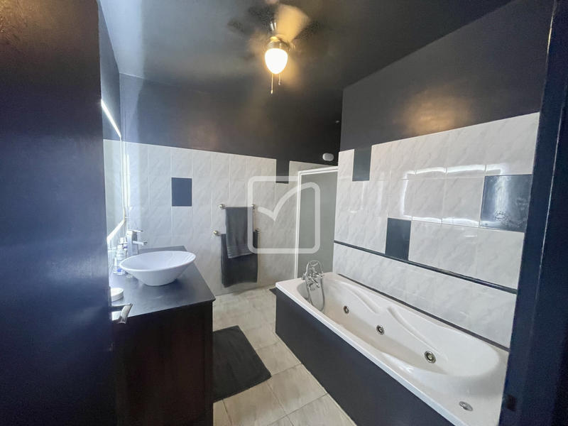 Maison - 281 m² - 9 pièces