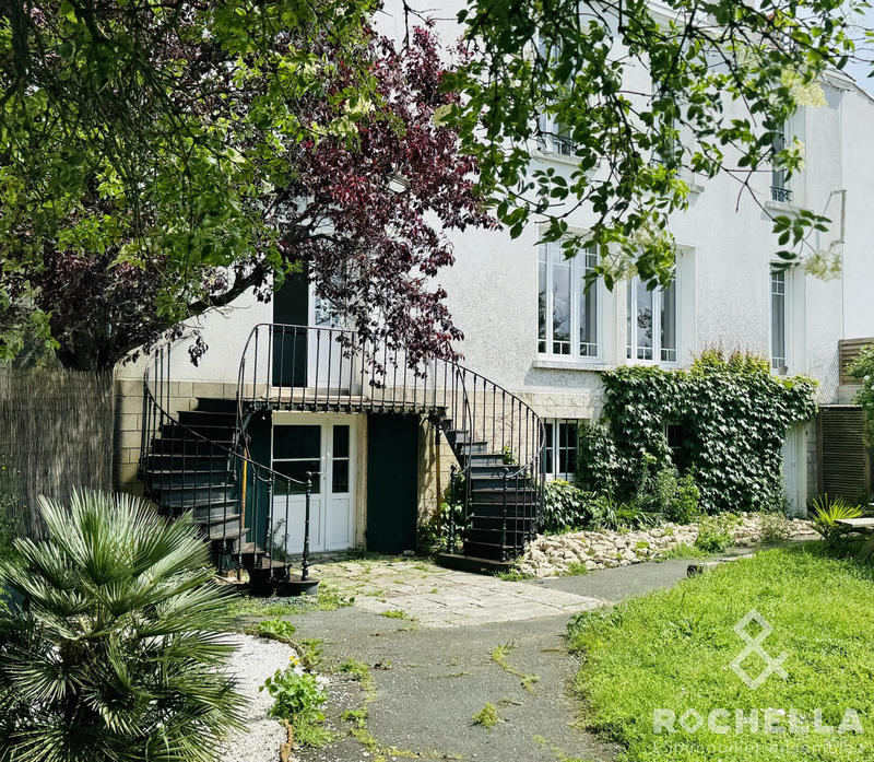 Maison - 365 m² - 10 pièces