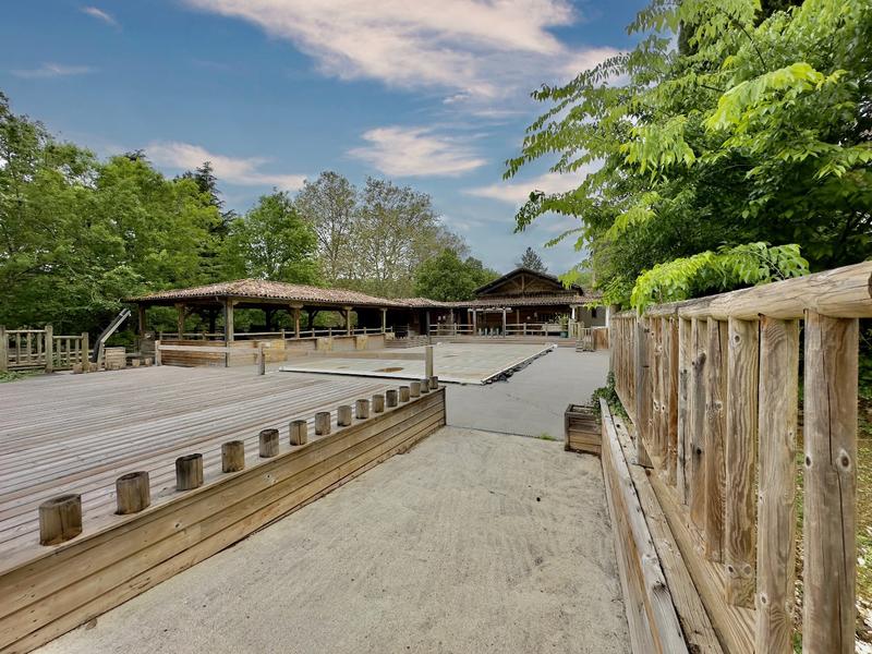 Maison - 1 700 m² - 45 pièces