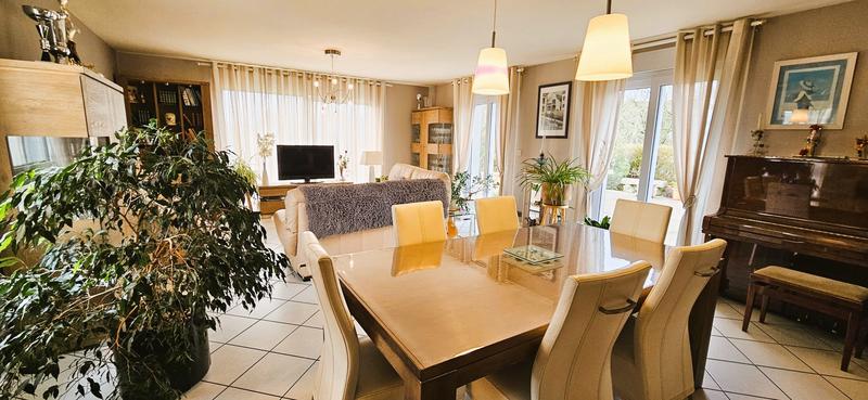 Maison - 230 m² - 8 pièces