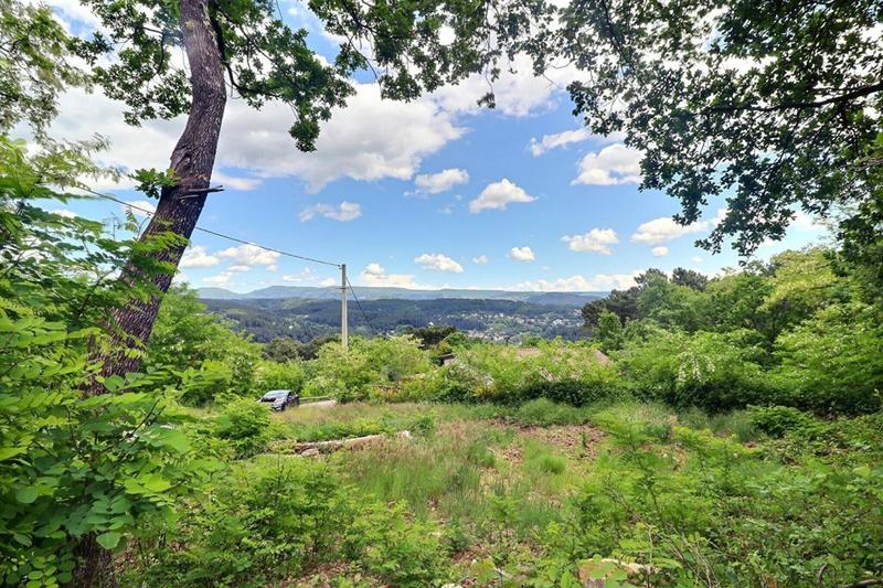 Terrain constructible - 1 748 m²