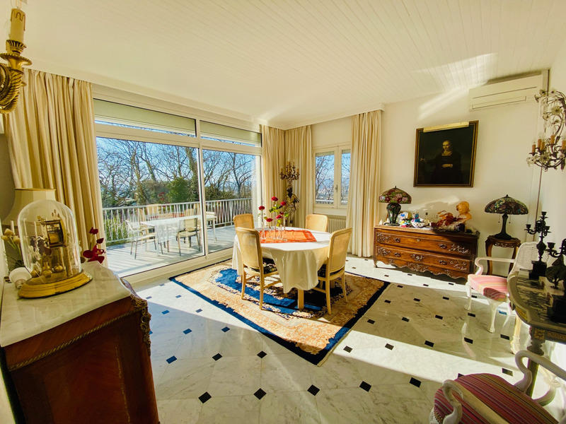 Maison - 238 m² - 9 pièces