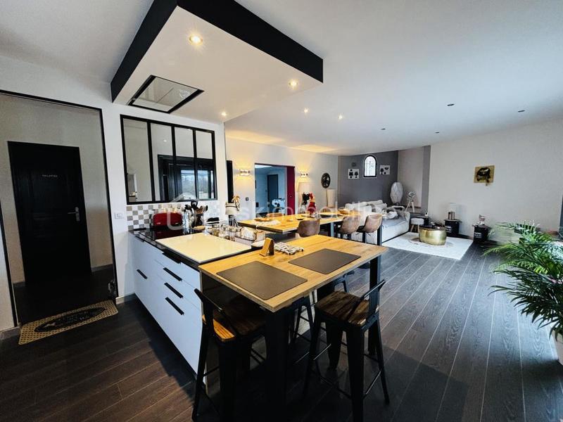 Maison - 220 m² - 6 pièces