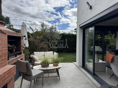 Maison - 242 m² - 8 pièces