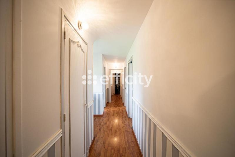 Maison - 220 m² - 8 pièces