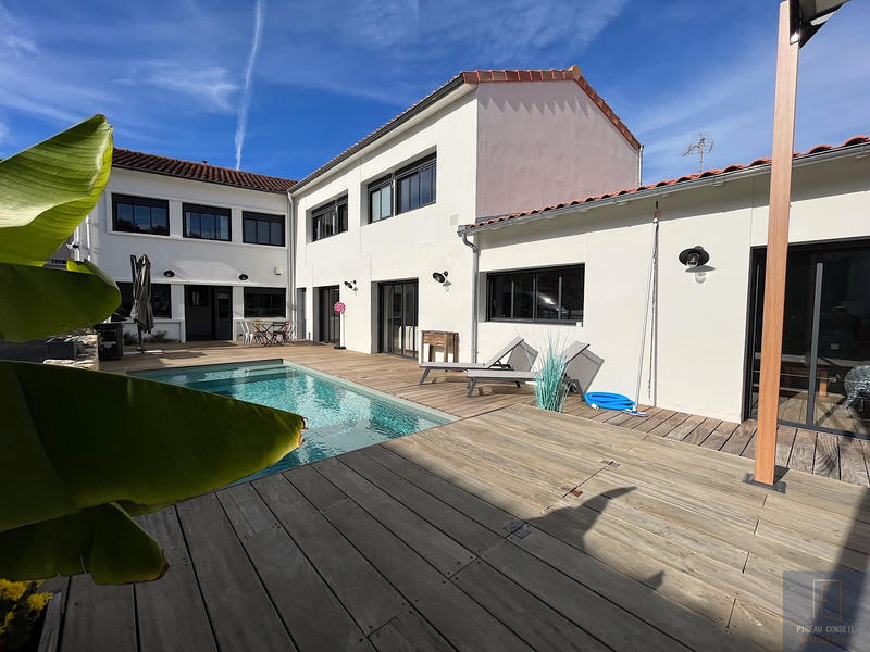 Maison - 260 m² - 9 pièces