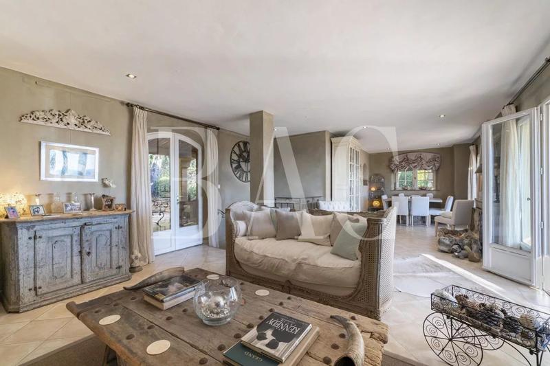 Villa - 250 m² - 6 pièces