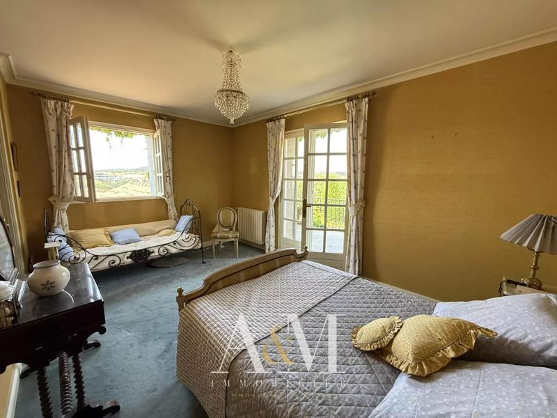 Propriété - 275 m² - 7 pièces