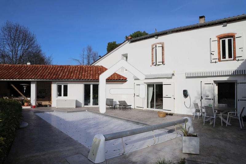 Demeure - 295 m² - 9 pièces