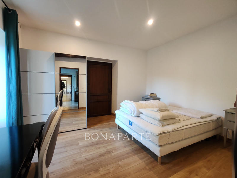 Maison - 285 m² - 9 pièces