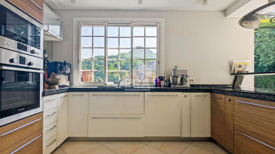 Maison - 225 m² - 9 pièces