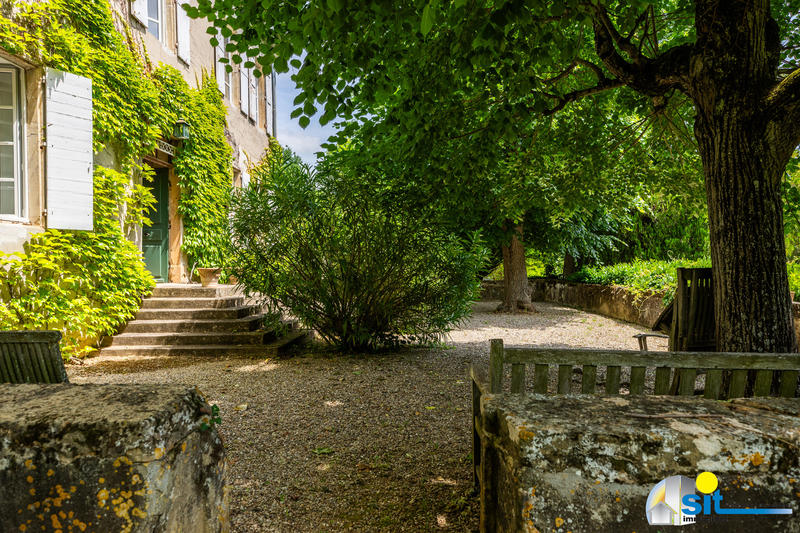 Propriété - 320 m² - 12 pièces