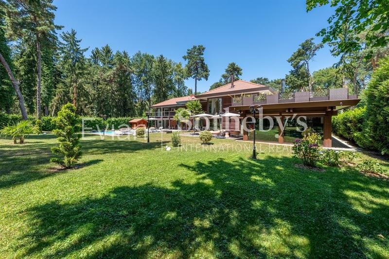 Maison - 448 m² - 9 pièces