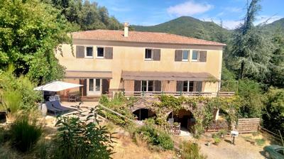 Maison - 394 m² - 16 pièces