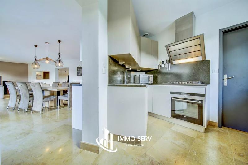 Maison - 245 m² - 9 pièces