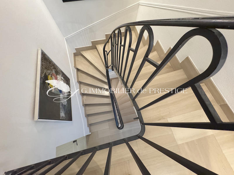 Maison - 285 m² - 11 pièces