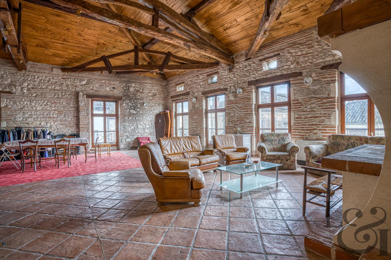 Maison - 597 m² - 12 pièces