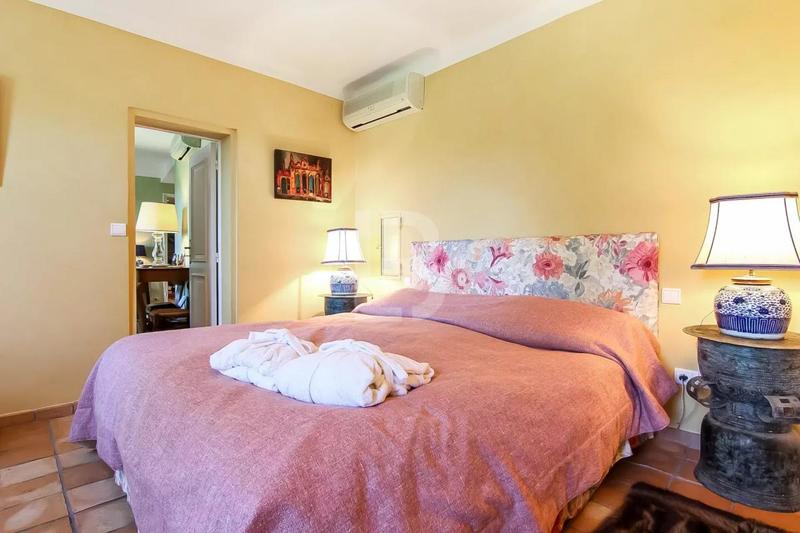 Villa - 368 m² - 10 pièces