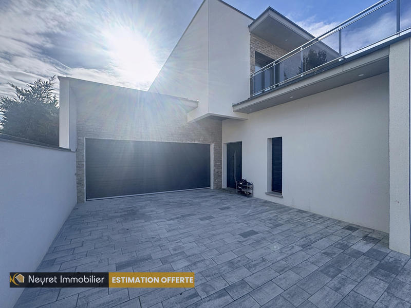 Maison - 237 m² - 9 pièces