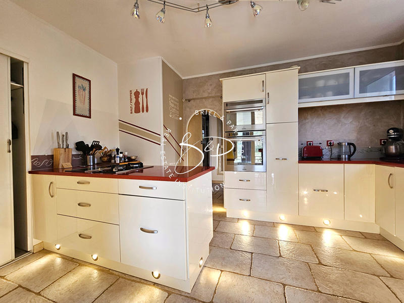 Maison - 272 m² - 9 pièces