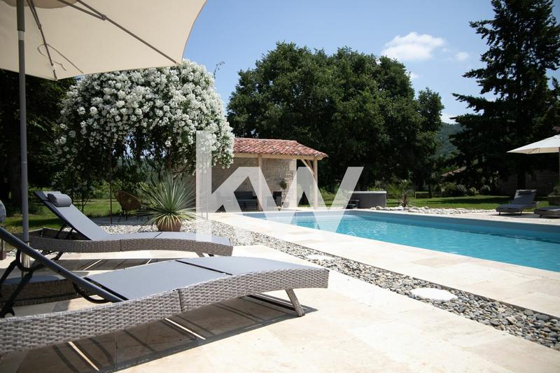 Propriété - 884 m² - 15 pièces