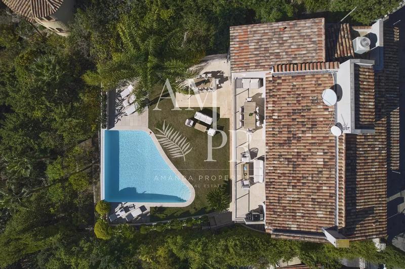 Villa - 300 m² - 6 pièces