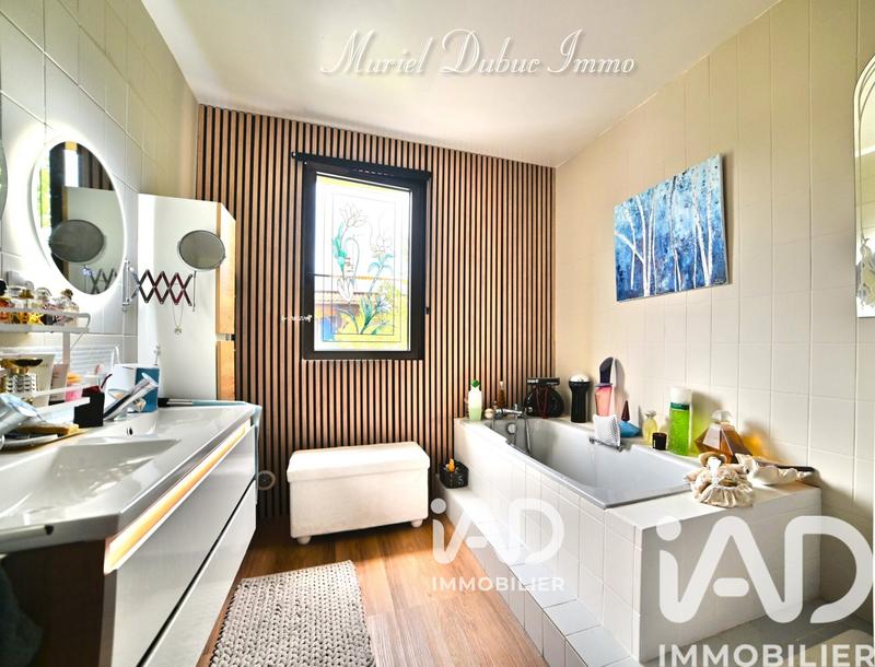 Maison - 239 m² - 8 pièces