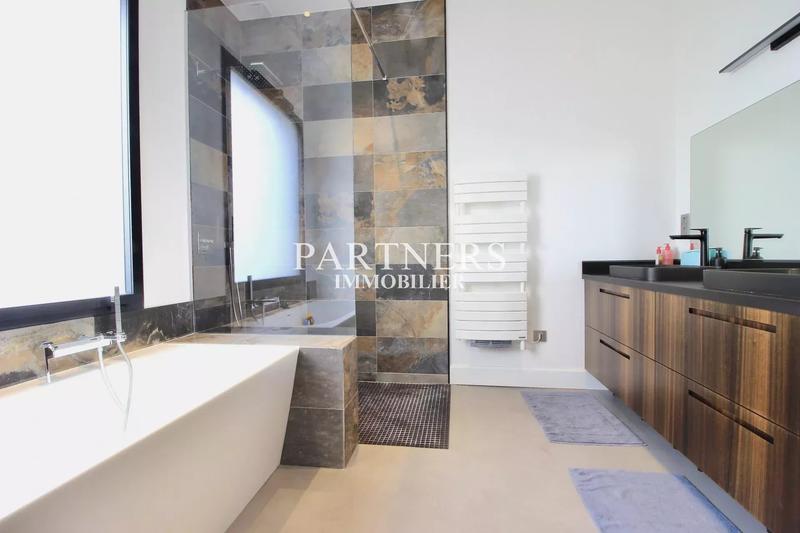 Maison - 285 m² - 8 pièces