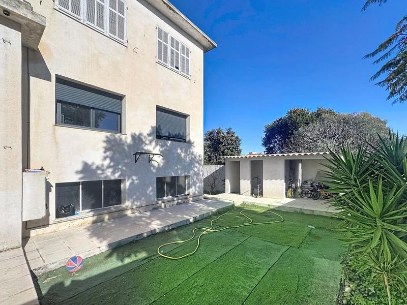 Maison - 337 m² - 13 pièces