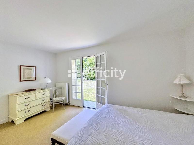 Maison - 240 m² - 9 pièces