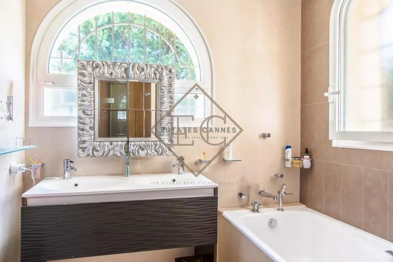 Villa - 247 m² - 6 pièces