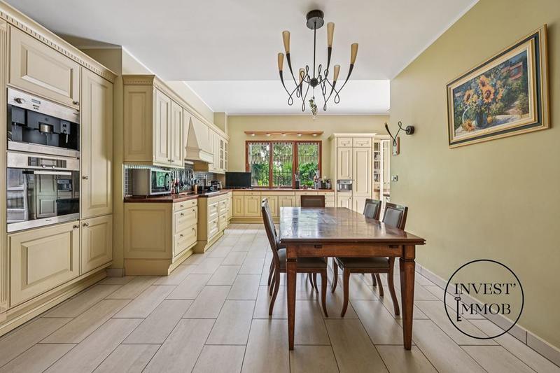 Maison traditionnelle - 365 m² - 12 pièces