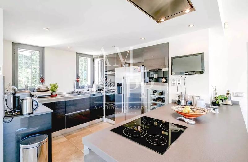 Villa - 261 m² - 6 pièces